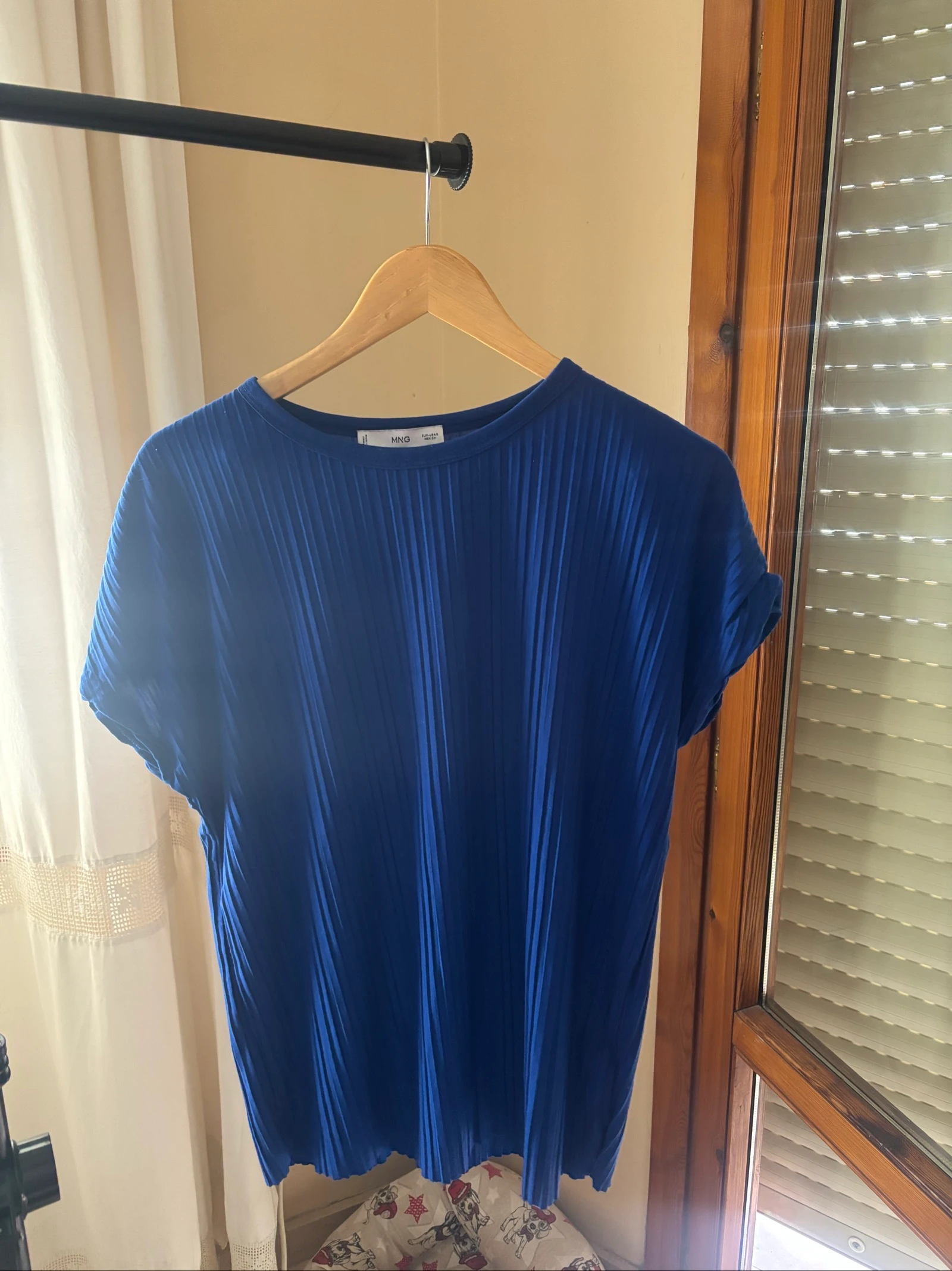 Camiseta pliegues azul marino